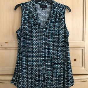 Liz Claiborne casual summer top. 95 % polyester 5 % spandex, machine wash